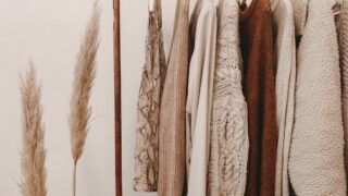 ハンガーラックにかかったベージュの洋服