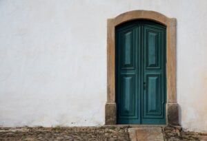 深い緑色の玄関のドア
